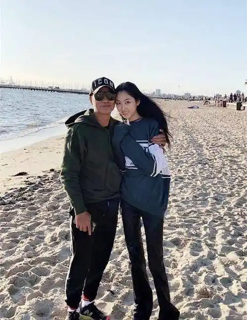 任达华携妻女度假!