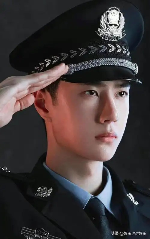 好离谱王鹤棣粉丝融图王一博陈宇警服照四处细节一模一样