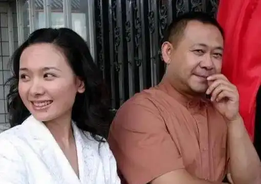52岁姜武旅居四川小县城!与娇妻宋妍齐变胖,夫妻恩爱36年不变心