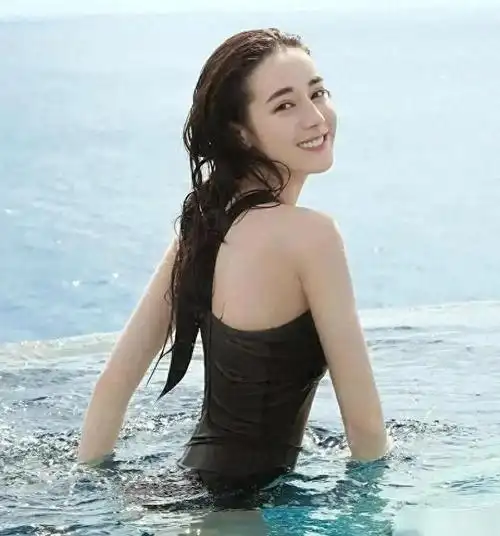 女星迪丽热巴出席活动穿黑色开叉长裙好优雅