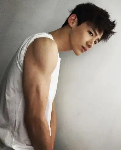 帅气的脸蛋加上恰到好处的肌肉,也是用心塑造了特警队队长一角.