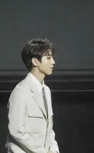 王俊凯侧颜照曝出,难怪有这么多人喜欢他,看完侧颜网友沦陷了