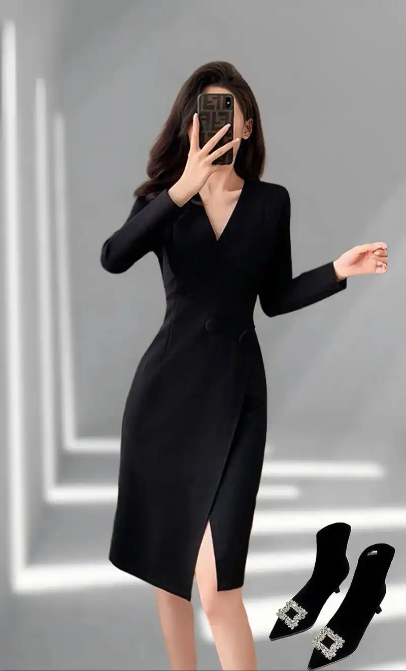 黑色v领法式小黑裙 这款小黑裙采用经典的黑色,v领收腰的设计 - 抖音