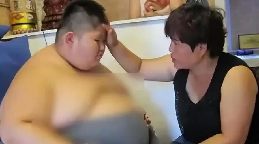 回顾400斤14岁的少年病危后悔不已抱头痛哭,最终一头栽在地板上