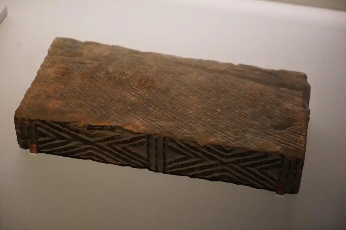 用于砌筑墓室的几何印纹砖