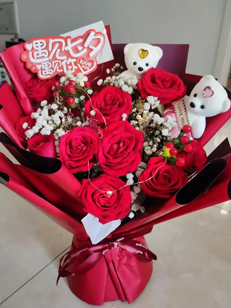 一束花的仪式感 半辈子过去了,第一次收到帅哥送的鲜花,有点 - 抖音