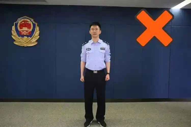 第一条,按照规定配套穿着,不同制式警服不得混穿,警服与便服不得混穿