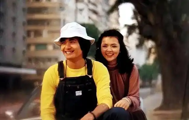 两人当年分手后,周润发无缝衔接了艺人余安安并迅速结婚,很多小报