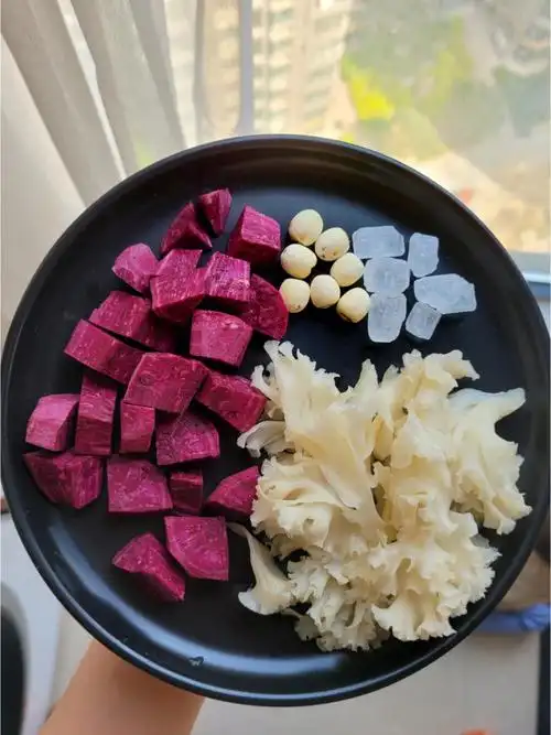 绝绝子96食材:紫薯1根77绣球菌1小朵77莲子8颗77冰糖6粒77