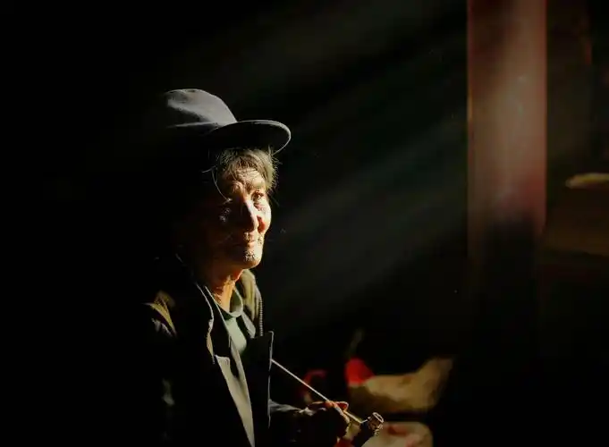 大凉山彝族老人们——剑舞.麦田摄影作品欣赏