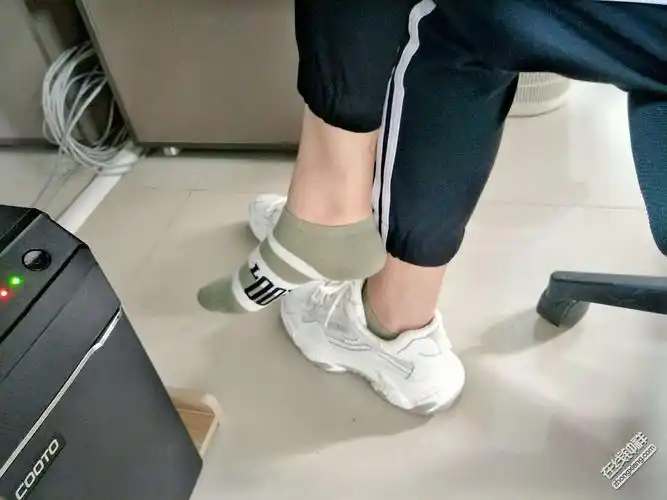 女同事一到办公室就会把鞋给脱了这是什么奇葩习惯