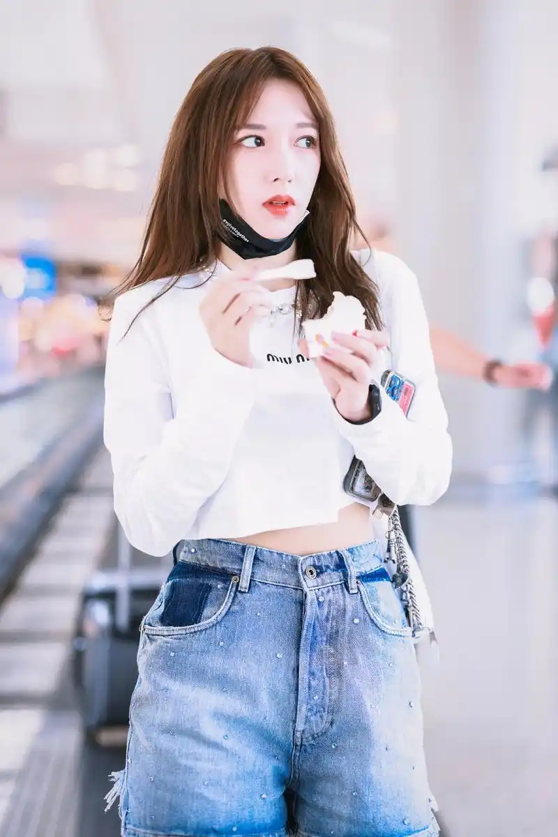 程潇还是瘦点好看,穿露腰的上衣太撩人,走机场抢尽风头