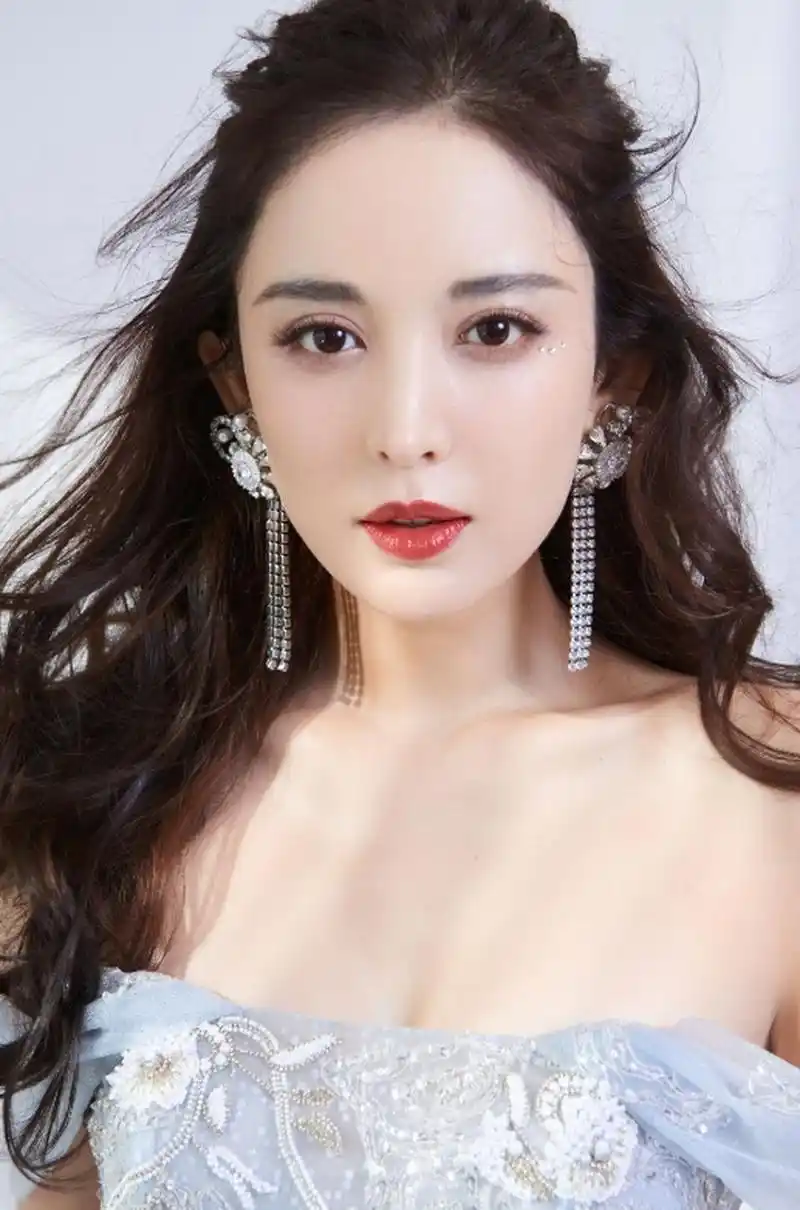 肤白貌美,娇艳欲滴的#古力娜扎# 白皙水嫩的肌肤