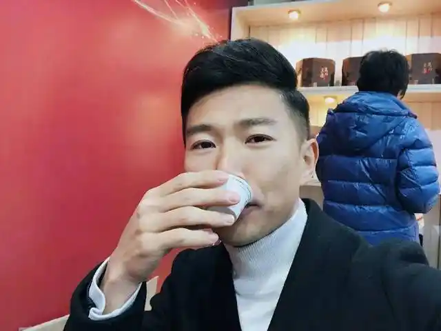 悠闲地喝茶?还臭美自拍!