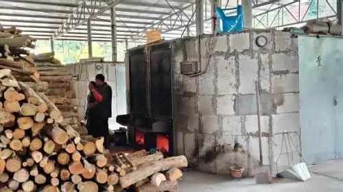 "轰隆隆,轰隆隆……"十多台烘干箱和三个烘干房正在没日没夜地工作,上