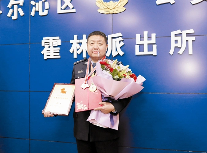 中国人民警察节致敬最美无偿献血警察