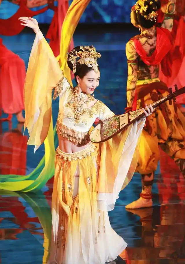 佟丽娅拿琵琶跳舞超美,马甲线清晰可见,网友:这身材绝了