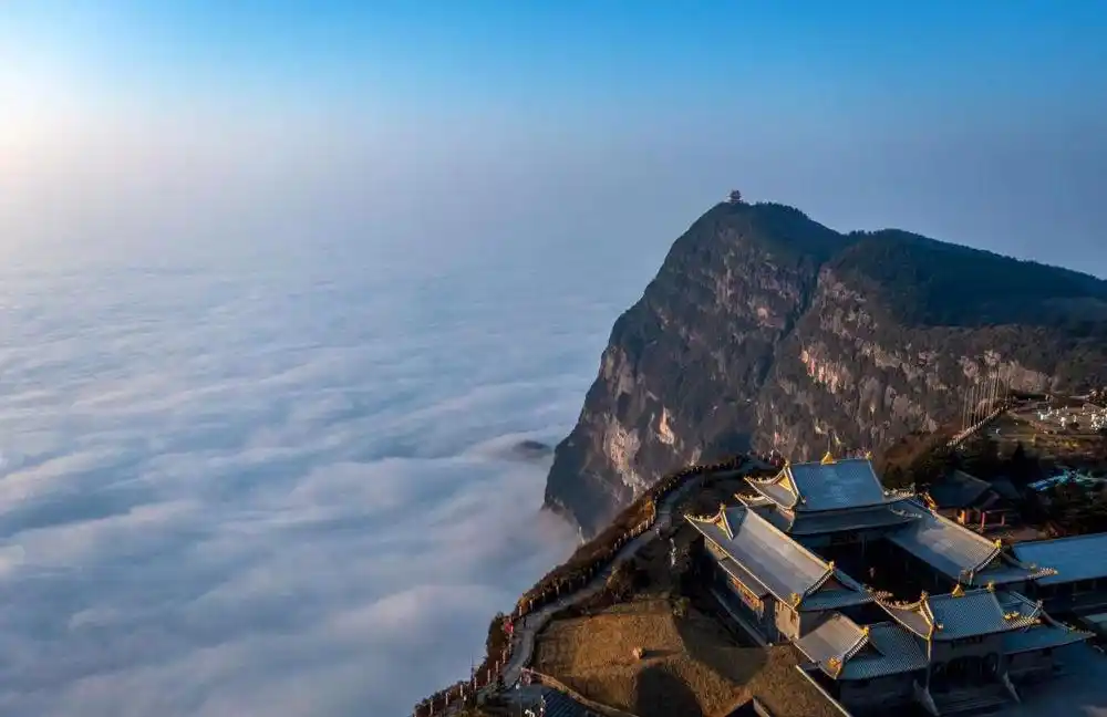 峨眉山金顶:云海翻腾迎春来