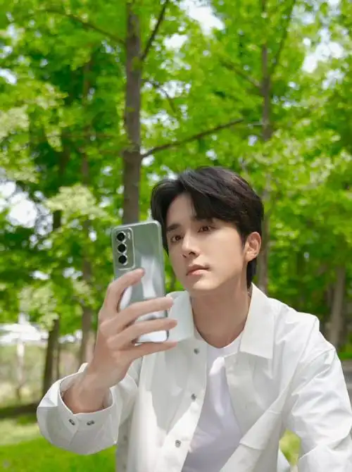 reno12能发实况了#oppo reno12 系列 拍摄的张新成实况照片简直梦回