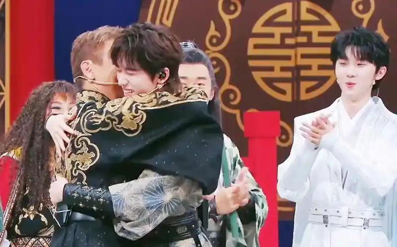 陶喆送宋亚轩神秘礼物!两人开心拥抱心软软!看到偶像出来时疯了!