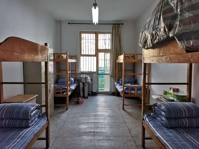 四人一间的宿舍,学校为老师们准备的干净的被褥及洗洗漱用品