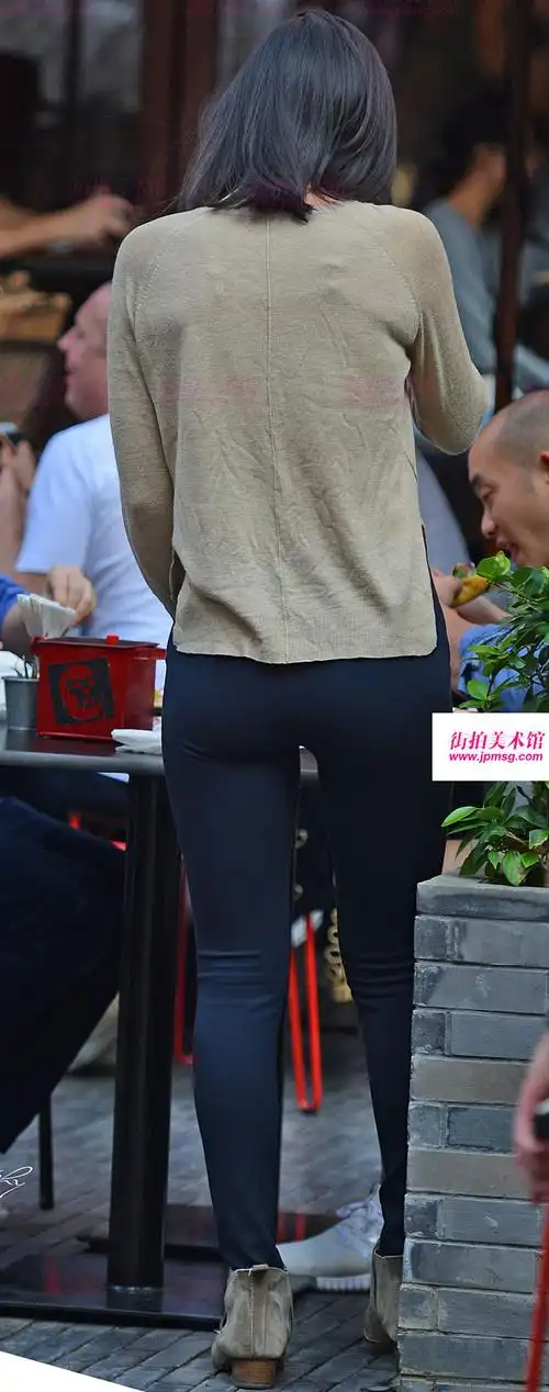 燥热的夏天美丽的皮肤和曲线姑娘这裤子和没穿一样紧身美臀街拍美术馆