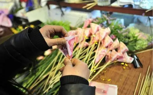 店家在叠人民币纸花鲜花散发出缕缕爱情的芳香,沁人心脾!
