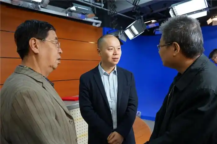 (图二:校党委陈少平书记同马尾区党委宣传部陈禺部长共同进行授牌)