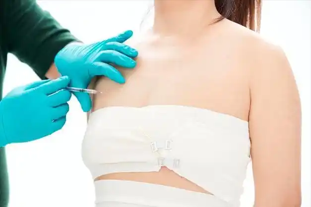 乳汁由乳腺分泌,经过输乳管,最后在乳头排出,乳头周围的乳晕上有很多