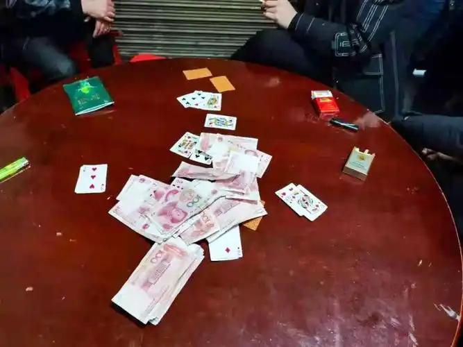 2月26日,阳某,杨某文等人在李某开设的麻将馆内,使用扑克牌以"三公"