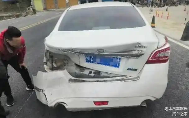 吉利撞上日系车,现场"一片狼藉",看完车损,这就是吸能?