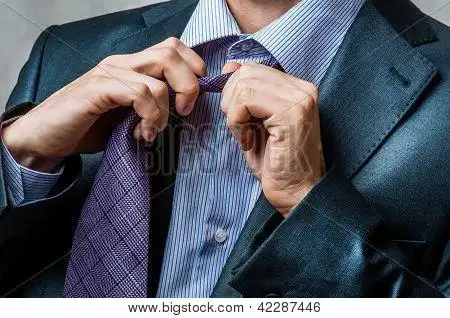 解开他脖子上的领带西装的男人