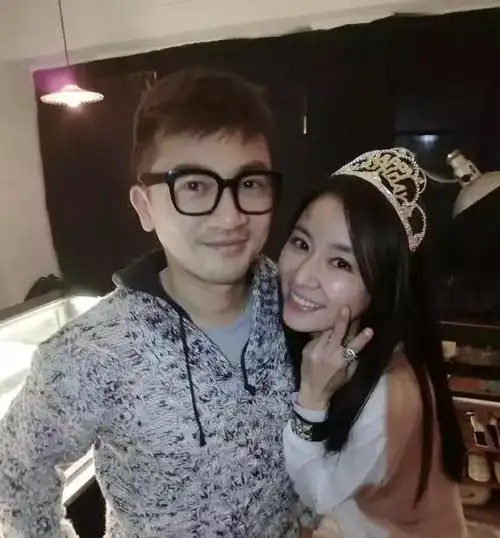 47岁苏有朋被曝与经纪人隐婚10年,两人亲密逛街的照片被扒出!