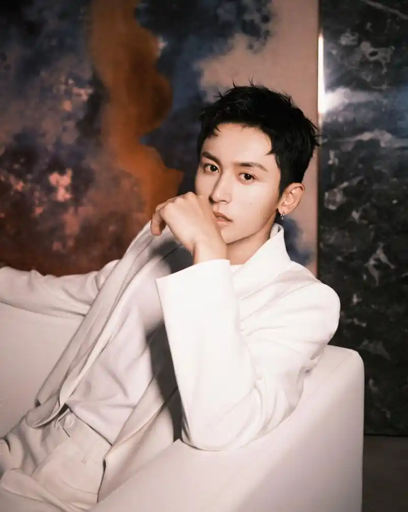 张哲瀚当红男星写真合集:玉树临风,英俊潇洒!