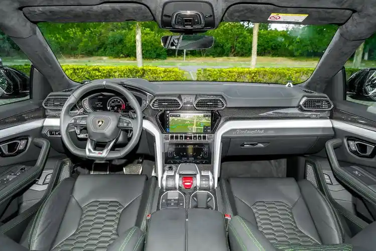 试驾兰博基尼urus,零百加速3.6秒,造型拉风,年轻人的梦想座驾