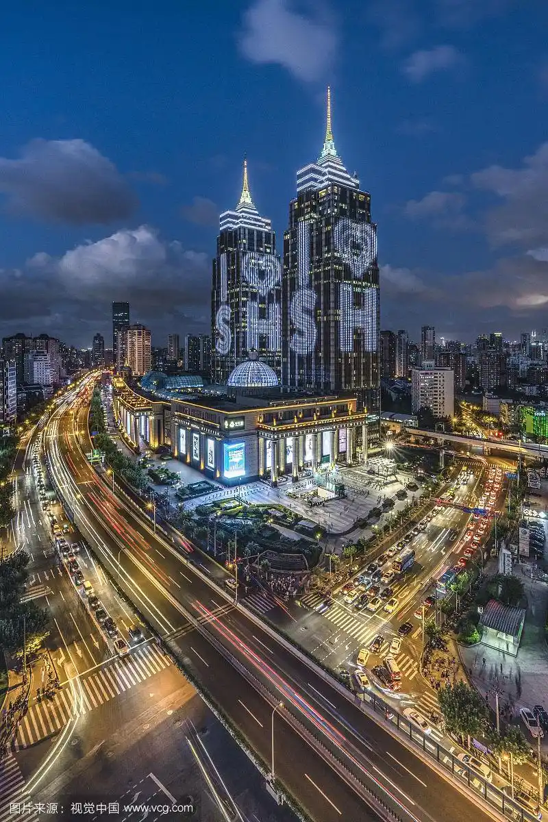 车流环绕的上海环球港双子塔