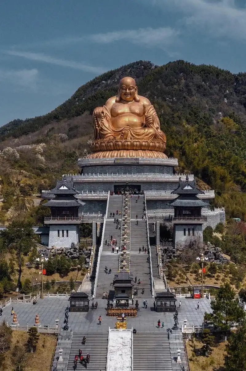 世界上最大的露天弥勒佛铜像, 坐落在海拔800米的奉化雪窦山