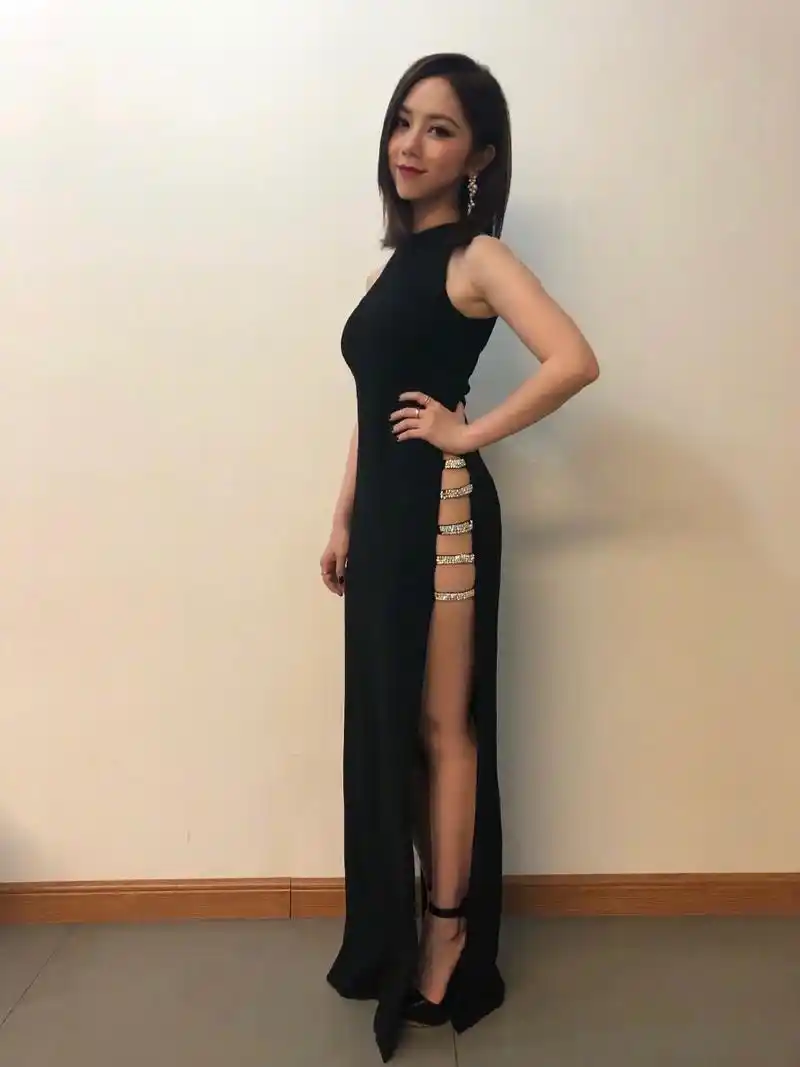 邓紫棋的穿搭造诣令人钦佩,这款裙子不仅能增加身高,同时也展现了性感