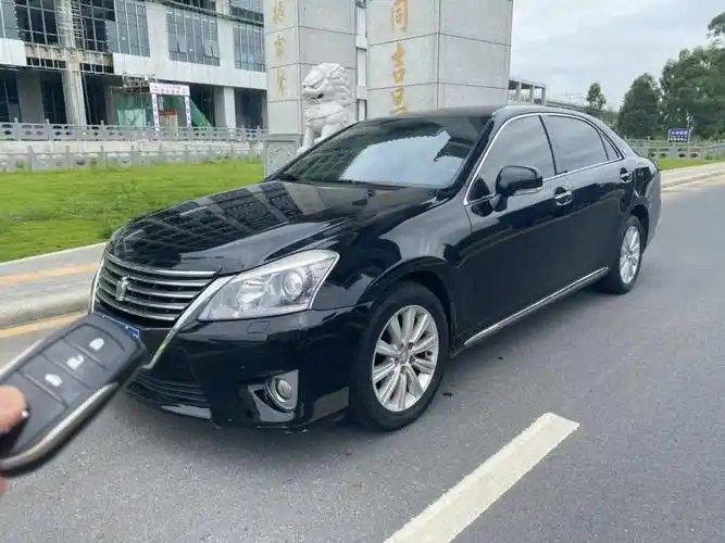 广州抵押车13年丰田皇冠出售