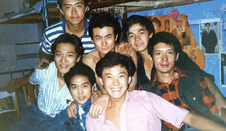 当时的胡军就像一匹脱缰的野马,拿着生活费,前半个月和兄弟们胡吃海塞