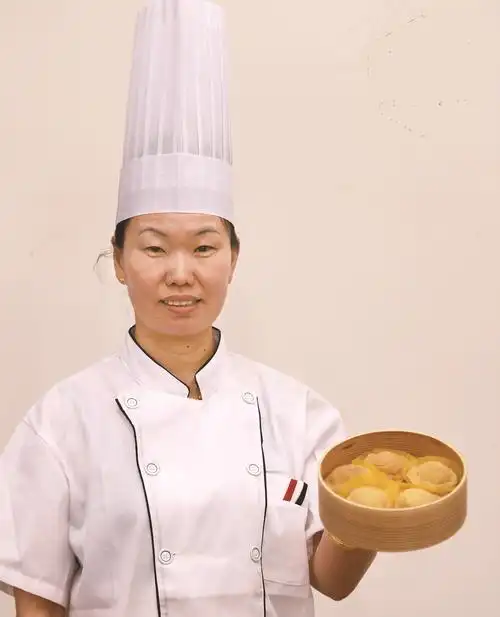 用刻苦来战胜困难作为一位女面点师,于文娟遇到的困难要比男面点师大