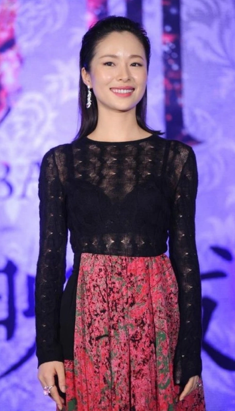 江一燕还挺会穿搭!一袭黑色蕾丝连衣裙成熟稳重,魅力十足