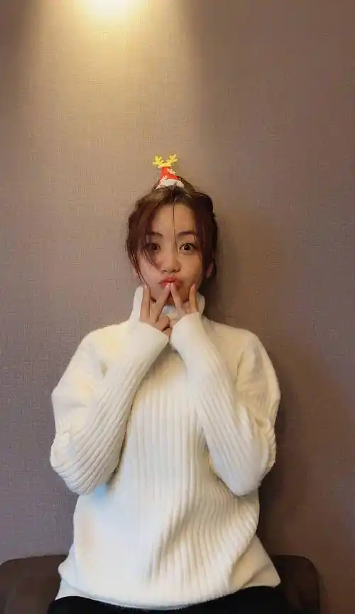 别看杨蓉今年已经39岁了,但是她皮肤保持的很不错呢,这张照片中的她梳