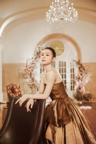 张静初清新亮相品牌首秀 优雅裙装展露无双魅力