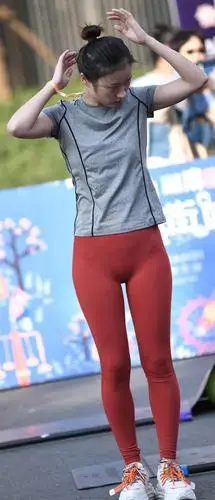 时尚街拍:瑜伽裤走红背后的灵魂.