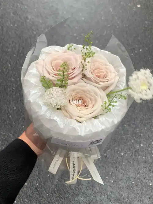 三支曼塔迷你小花束