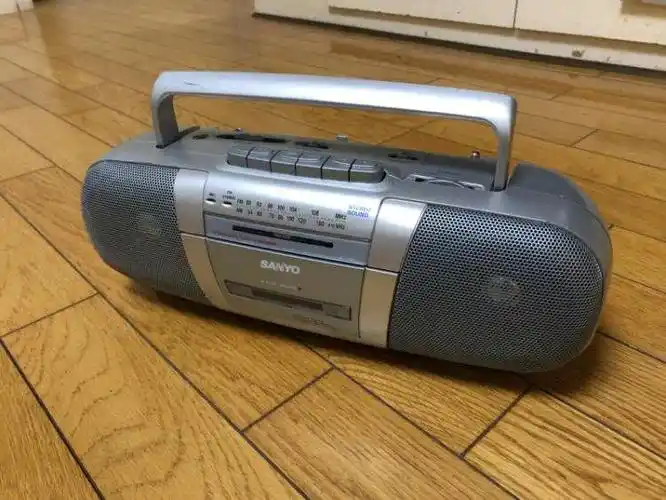 小橡树幼儿园大二班小梵高美术——《老式录音机》