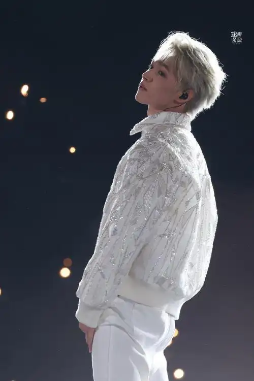 刘耀文脱衣服#来感受下演唱会刘耀文神仙饭拍多种造型又甜又欲!