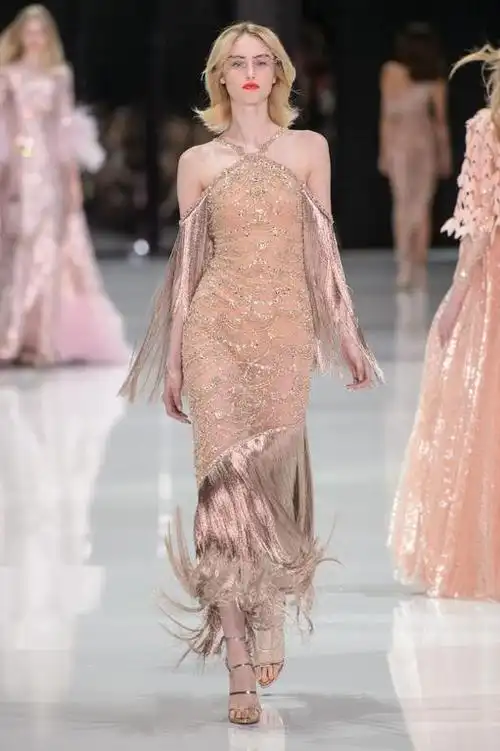 国际春夏走秀:模特气质优雅撩人,轻松显出窈窕的身姿