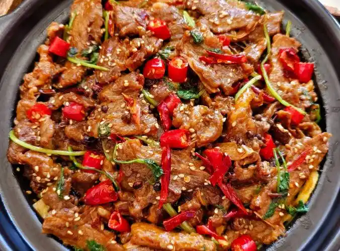 干锅牛肉6,最后,出锅前倒入蒜末翻炒均匀,就可以出锅啦5,倒入青尖椒